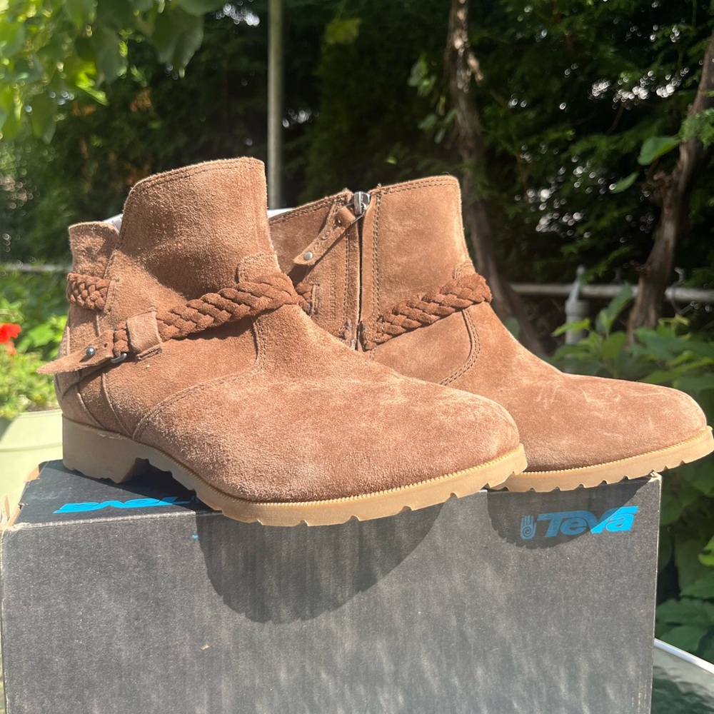 Teva size 9 W Delavina Ankle Suede booties / boots